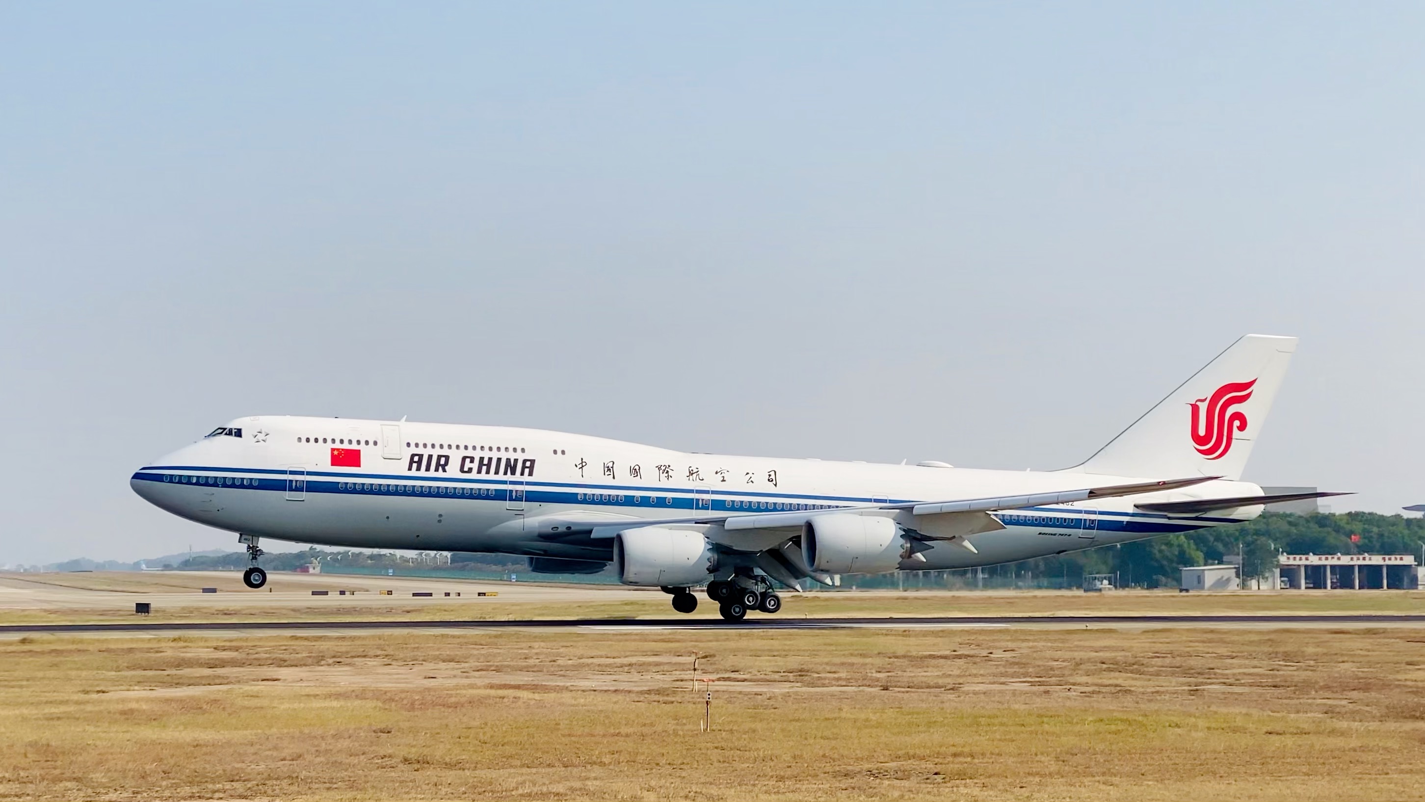 空中女皇国航b748白云降落擦烟_哔哩哔哩_bilibili