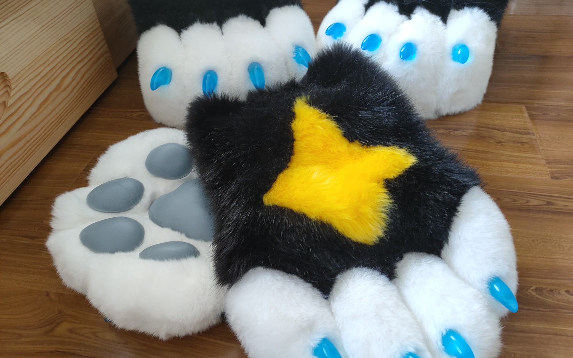 兽装fursuit爪爪和脚脚展示是之前狗狗头的爪和脚