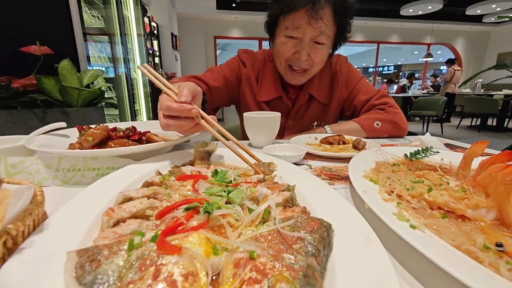 领老妈到大连百年城享热饭店吃饭,老妈直夸菜味好!海肠饺子太鲜了!哔哩哔哩bilibili