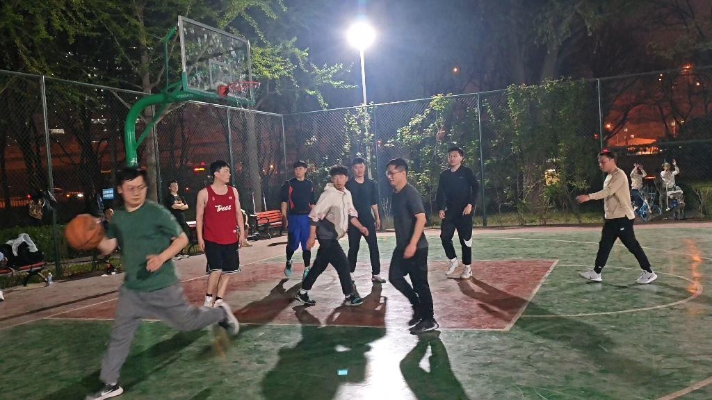 iqoo12录像,北京马甸公园篮球场晚上8点08分热闹非凡.