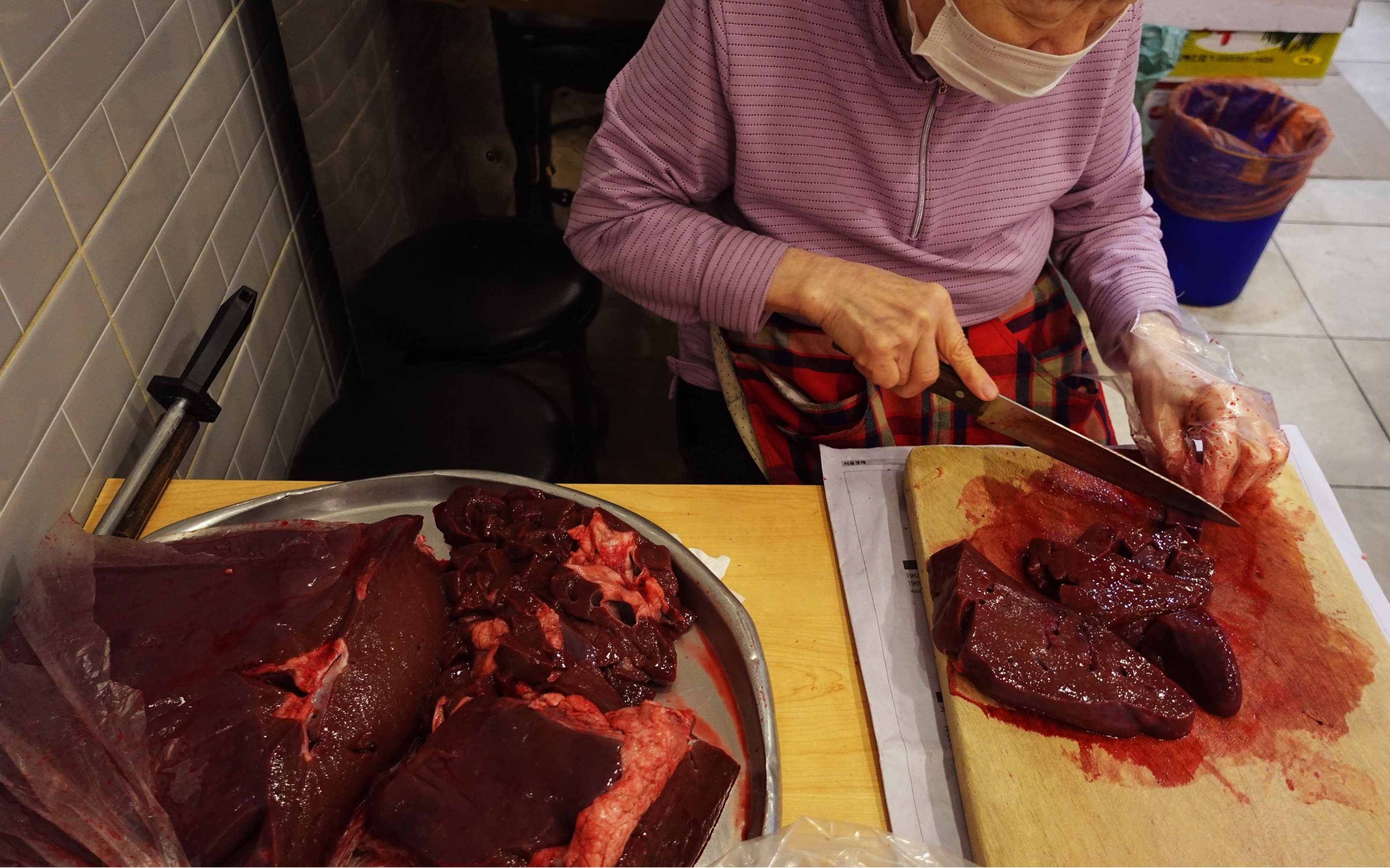 韩国老奶奶刀切牛肝牛肉,完全不煮,就这么给你,你敢吃吗?