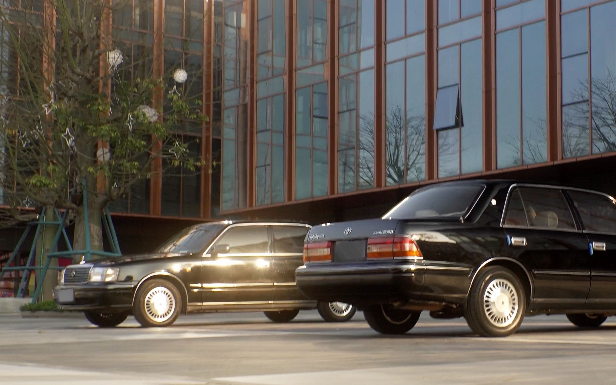 两部接近30岁的皇冠155还在追逐日落|它们能陪你走过人生多少个阶段?