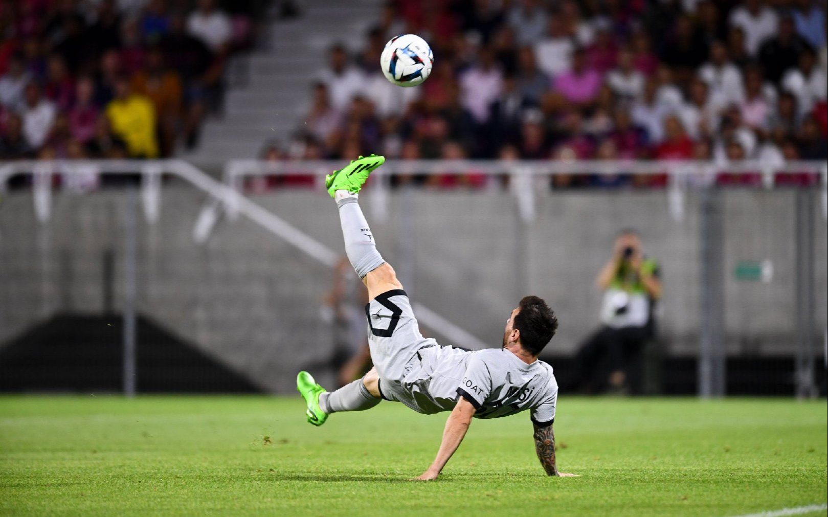 【梅西生涯首个倒钩进球】