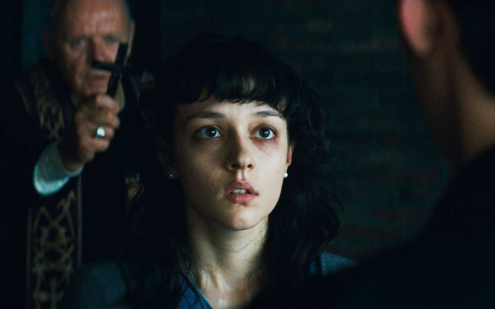 老神父给妹子驱魔,新手学徒深表怀疑!惊悚恐怖电影《仪式》