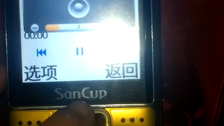 为什么老人手机电池扣下来用充电器供电播放音乐时音量