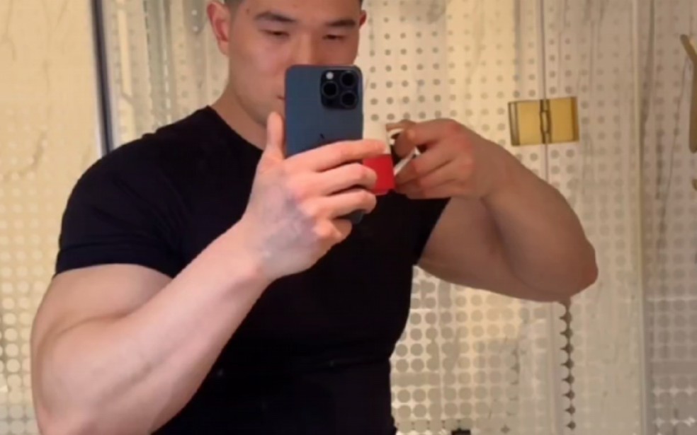 肌肉男在酒店,身材魁梧