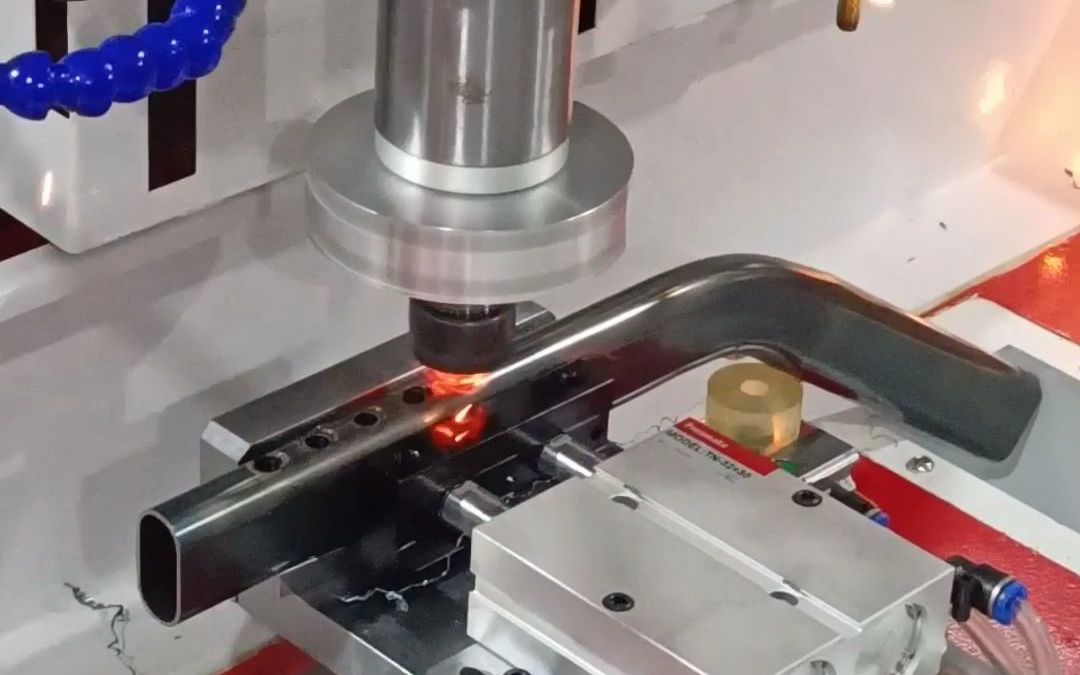 家具行业的必备热熔钻攻一体机设备是可以普通钻孔攻牙两者通用节约