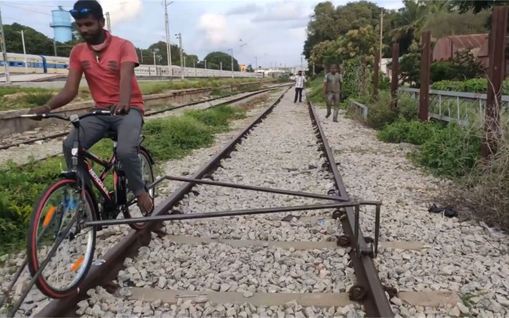 印度小伙发明"轨道自行车",能追着火车跑,成本只需100元!