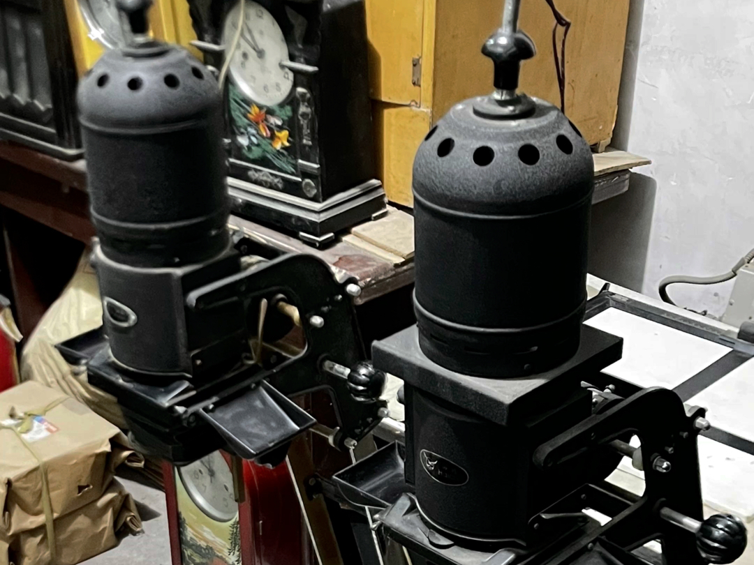 今天买了一台浦江牌放大机