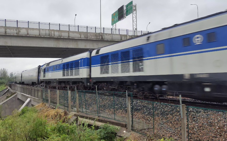 猪:"来不及了快上车".晚点的z155加速通过