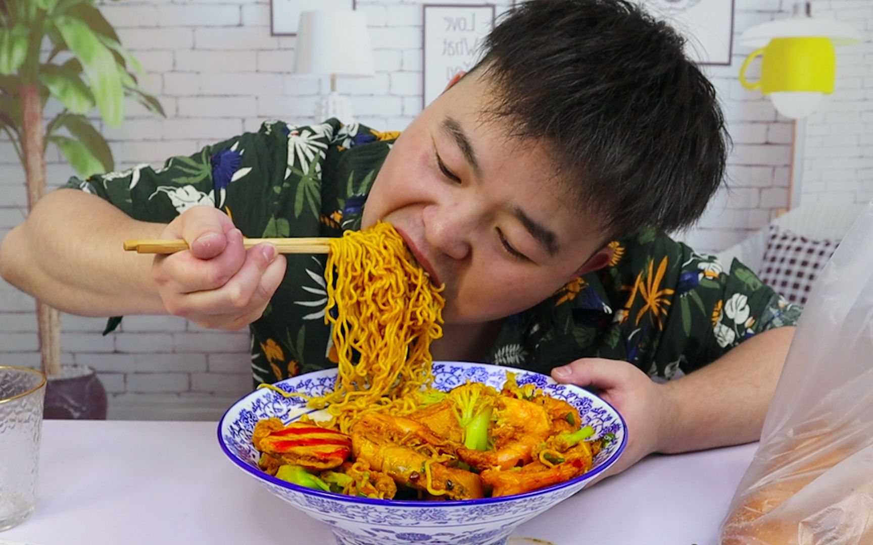 今天夜宵,麻辣香锅泡面,配上酸奶大麻花,大口吃面真过瘾