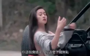 Скачать видео: 小姐姐直接在公园换衣服，大叔偷看结果直接倒地！