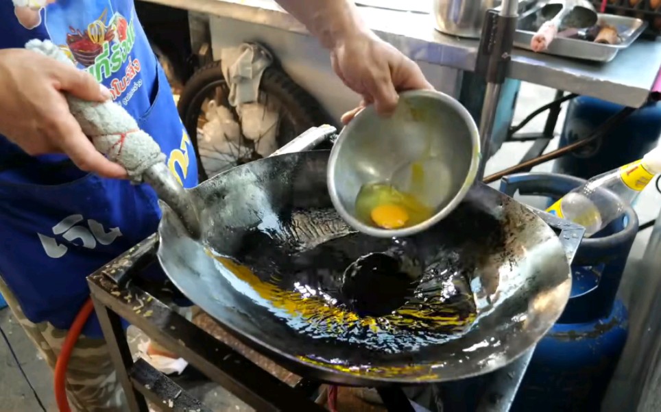 小哥独步一条街的炒饭厨艺?泰国这家蛋炒饭卖爆了!