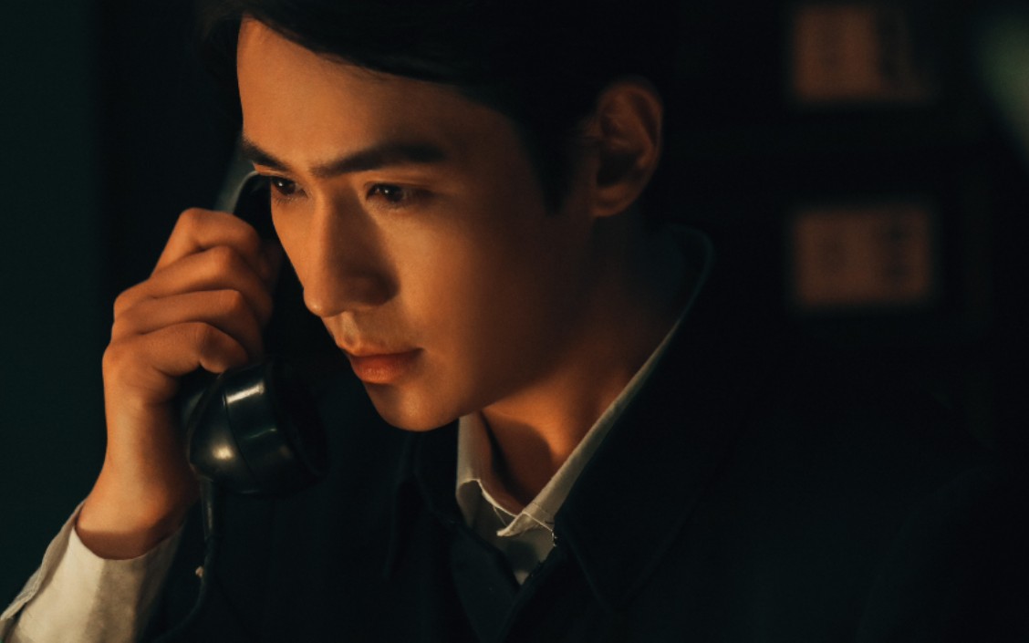 里的青春》,饰演著名核物理学家邓稼先,和陈伟栋饰演"两弹元勋"于敏