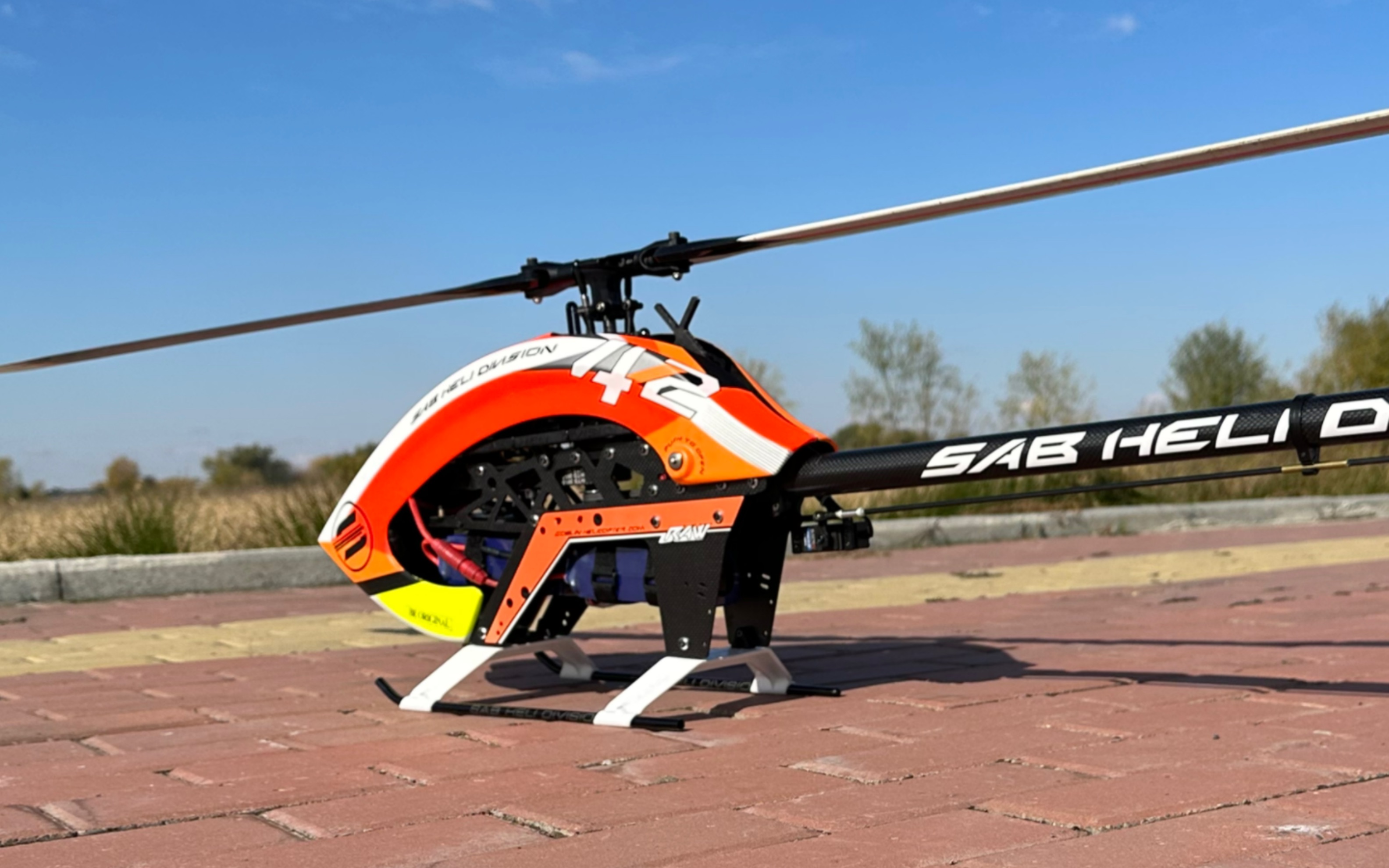 goblin sab raw700 piuma 航模直升机 柏油路面 特技飞行