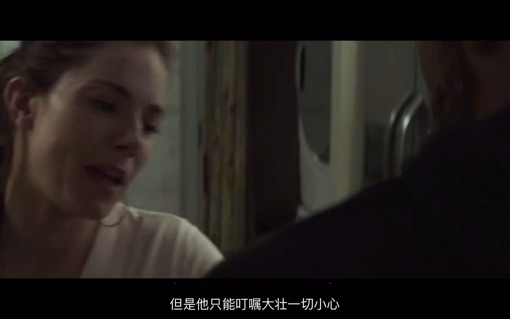 2015年美国公映《美国狙击手》该片是根据美国著名狙击手克里斯ⷥ‡殺”同名自传改编,讲述了海豹突击队神枪手的传奇故事哔哩哔哩bilibili