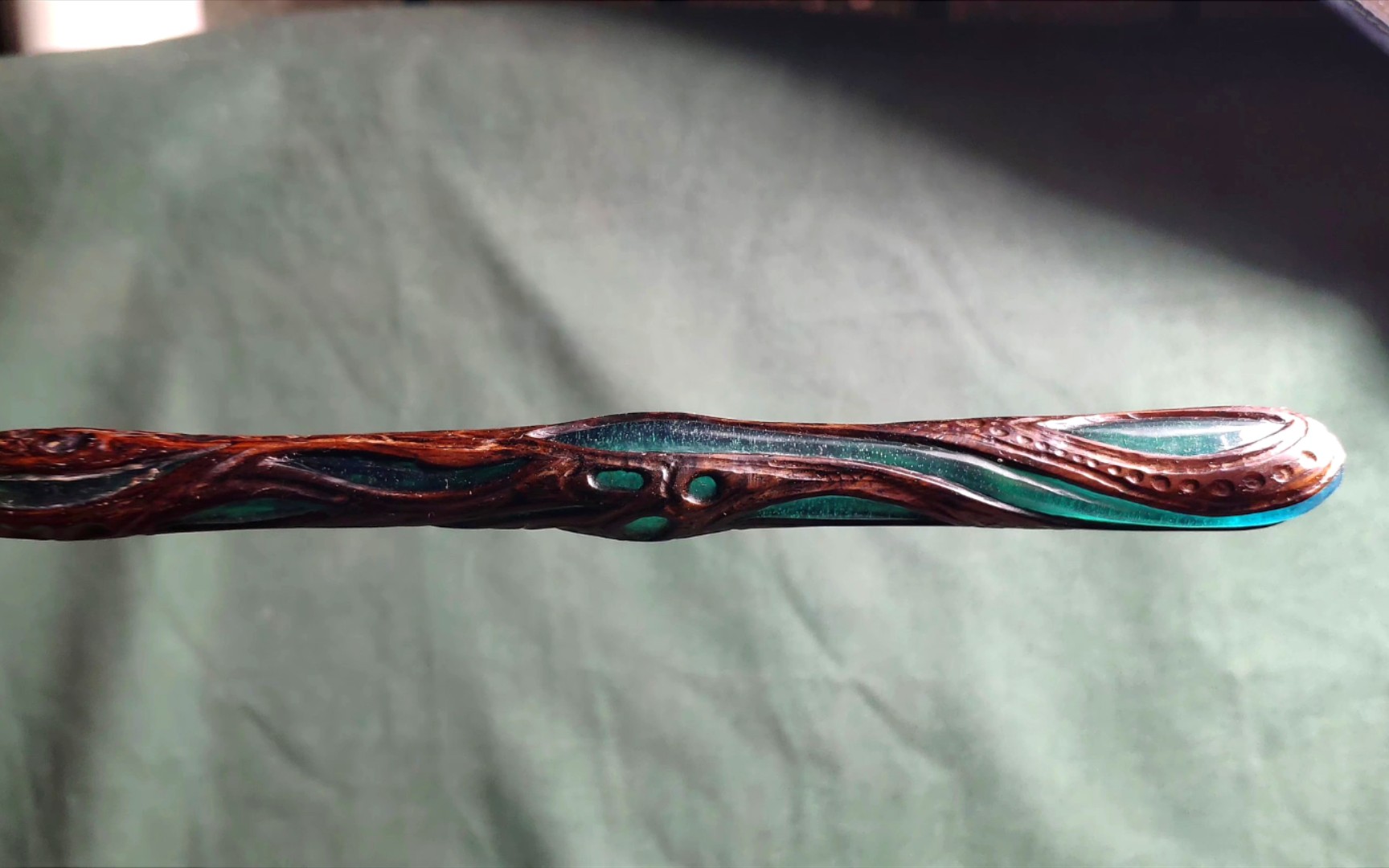 【做一根镂空魔杖】杖芯女朋友的头发,木料黑檀,就叫它情比金坚魔杖吧