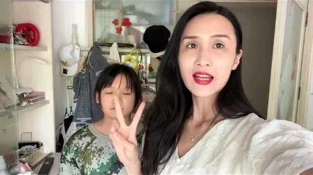 女儿嫌弃妈妈穿着土气,主动给妈妈挑了两身新衣服,瞬间让人眼前一亮 !哔哩哔哩bilibili