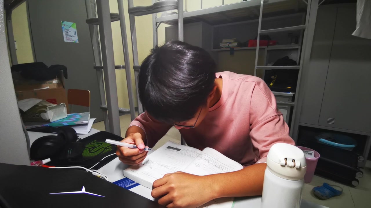 【极度真实】!带你揭秘当代大学生恶臭真实的大学生活!