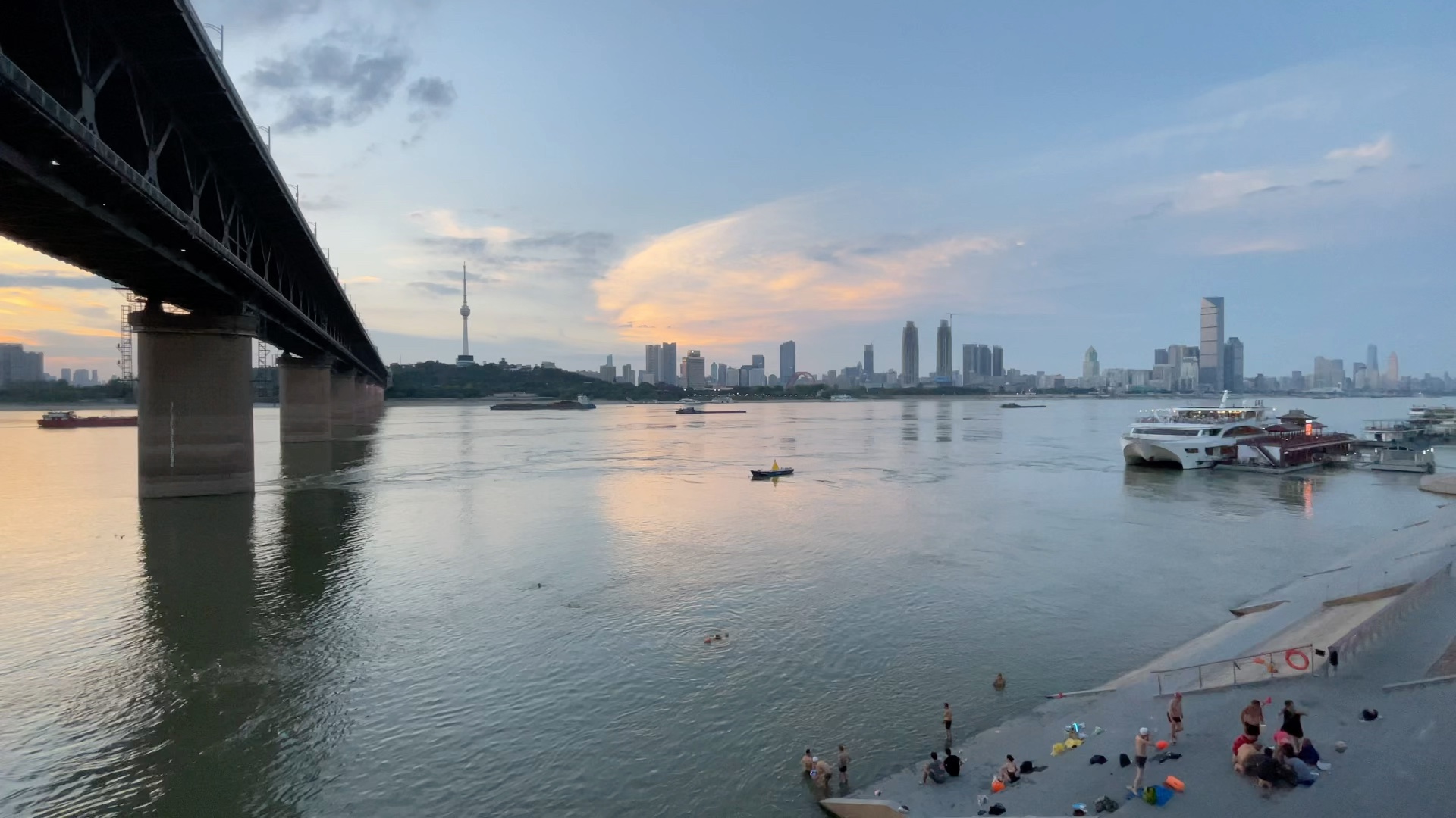 日暮时分的武汉长江大桥江景