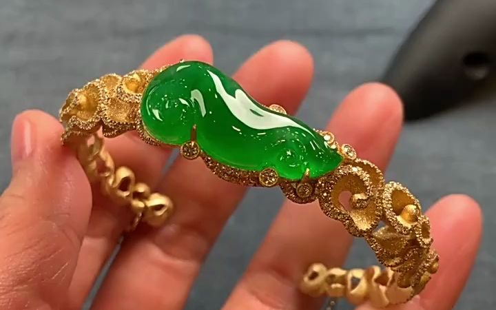 辣阳绿厚庄如意翡翠手镯