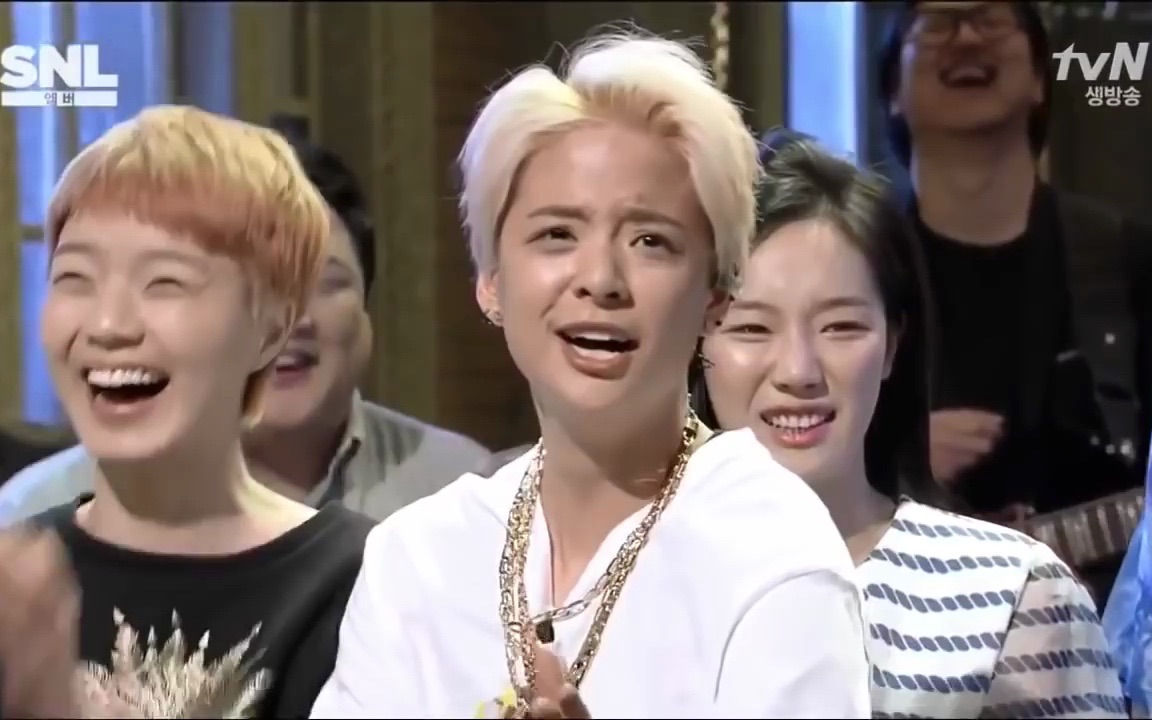 [图]20150328Amber - Shake That Brass(SNL)