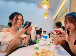 Télécharger la video: 2024-07越南男男女女一行人的中国新疆之旅-欣赏美景吃喝玩乐