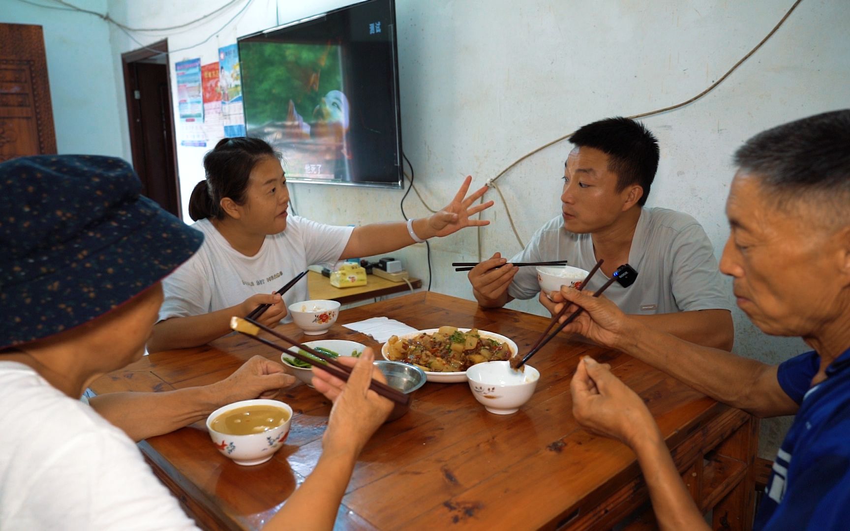 干完农活回家,做一盘牛肉烧萝卜,美食是需要耐心等待和用心烹饪的哔哩哔哩bilibili