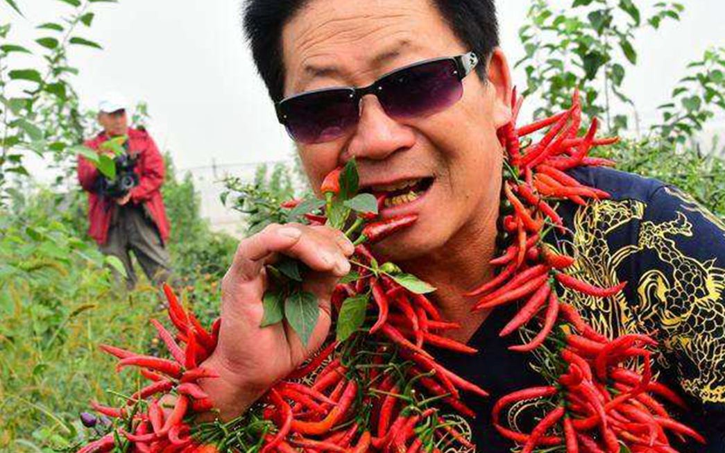 中国辣王把辣椒当成了主食,顿顿都吃,他到底爱吃辣到什么程度呢_哔哩