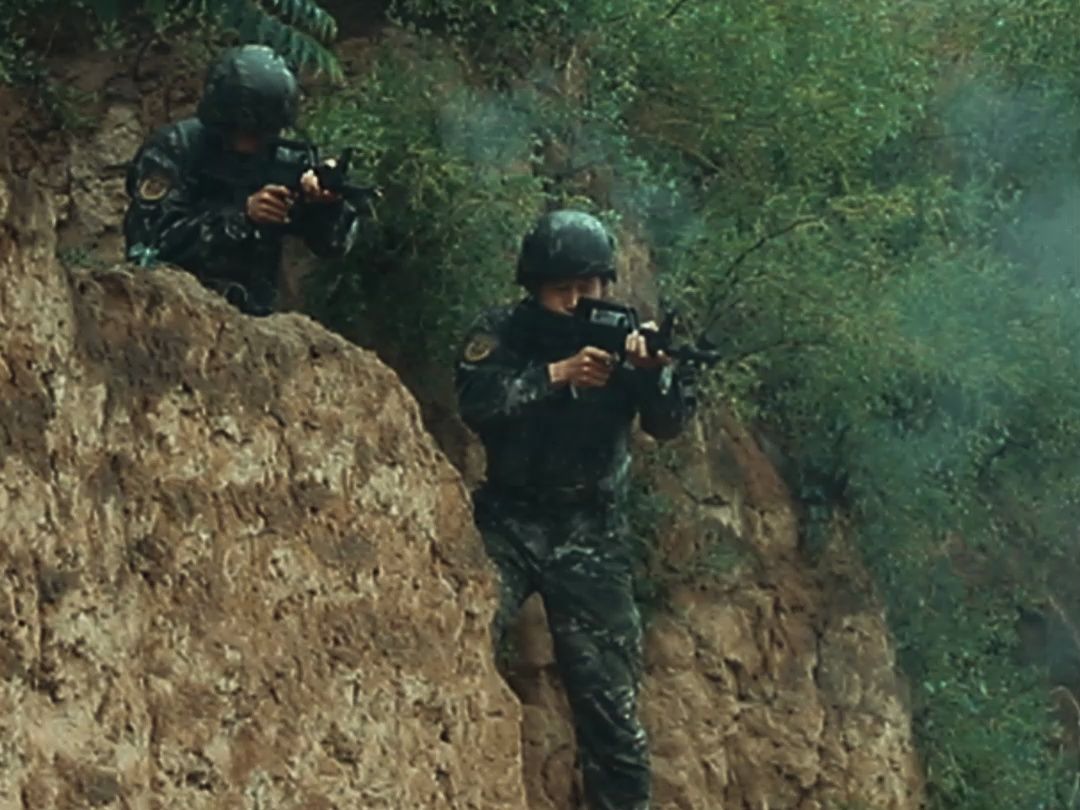 燃!沉浸式感受武警官兵实战化训练(武警山西总队 杨旭东、曾云;编辑:姚旺)哔哩哔哩bilibili