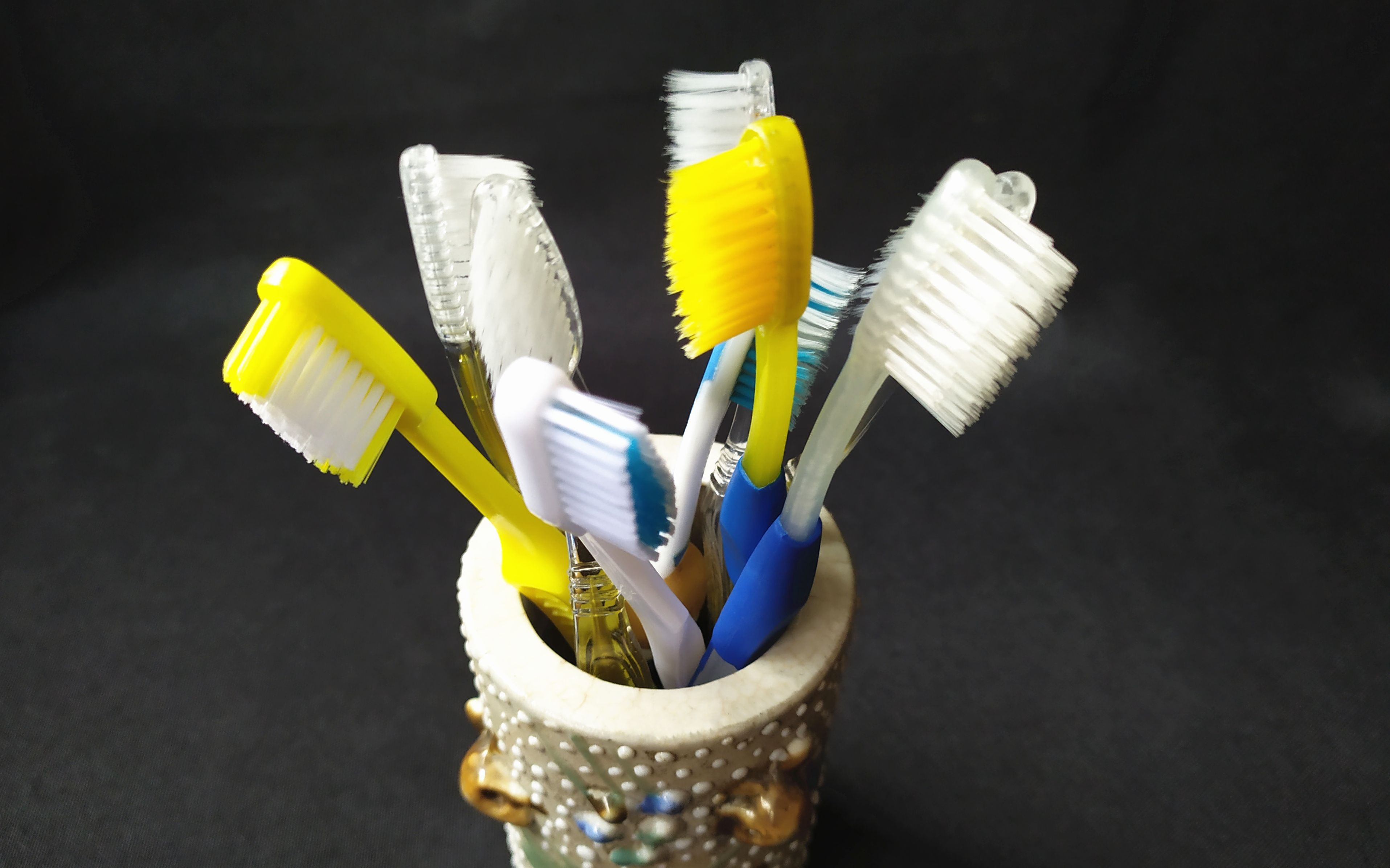 旧牙刷不要再扔了,简单改造一下,做成一个神奇工具,居家必备