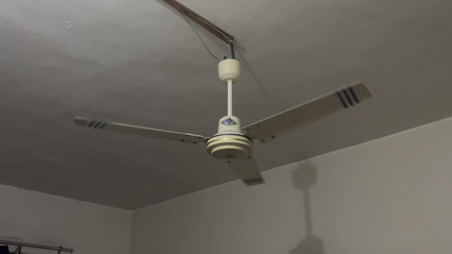 打麻将都是要原配搭子,重庆电扇厂生产的红岩吊扇也不例外了!