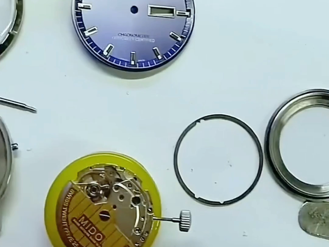 做一个有情怀的修表匠 #机械表#记录日常 #广州站西钟表城 #钟表师