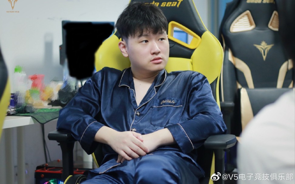 【v5小东北唱歌】原唱听了会流泪!我愿称其为电竞t0死歌!