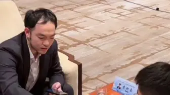 Descargar video: 杨李二十番棋第二局战罢，李轩豪杨鼎新愉快复盘，俩兄弟早已经和好如初。