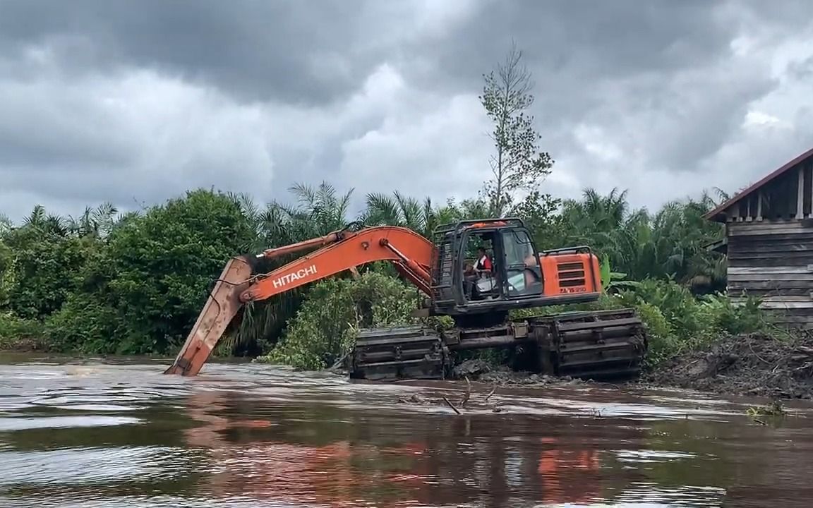 日立zx 210 f水陆两栖挖掘机在河道清淤