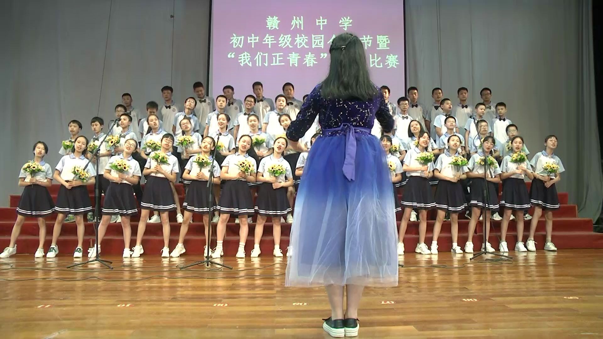 [图]【2020赣州中学红歌会】2019级七8班《校园的早晨》张雅茜