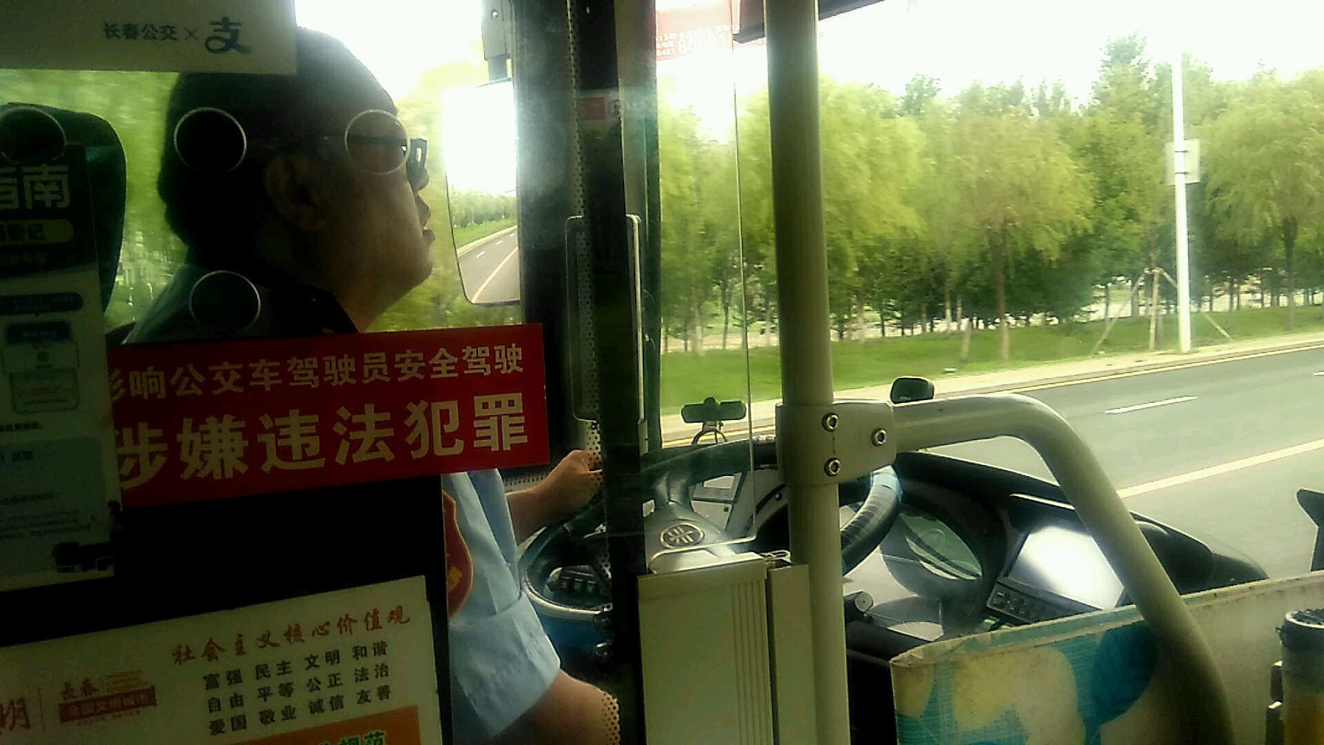 ca6100urbev25型纯电动公交车驾驶室视角操作实录