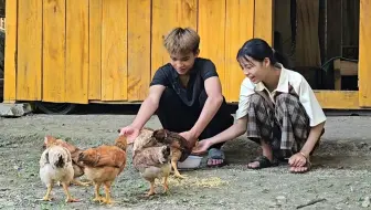 山区男孩和女孩摘茄子去卖，然后回家挖鱼塘