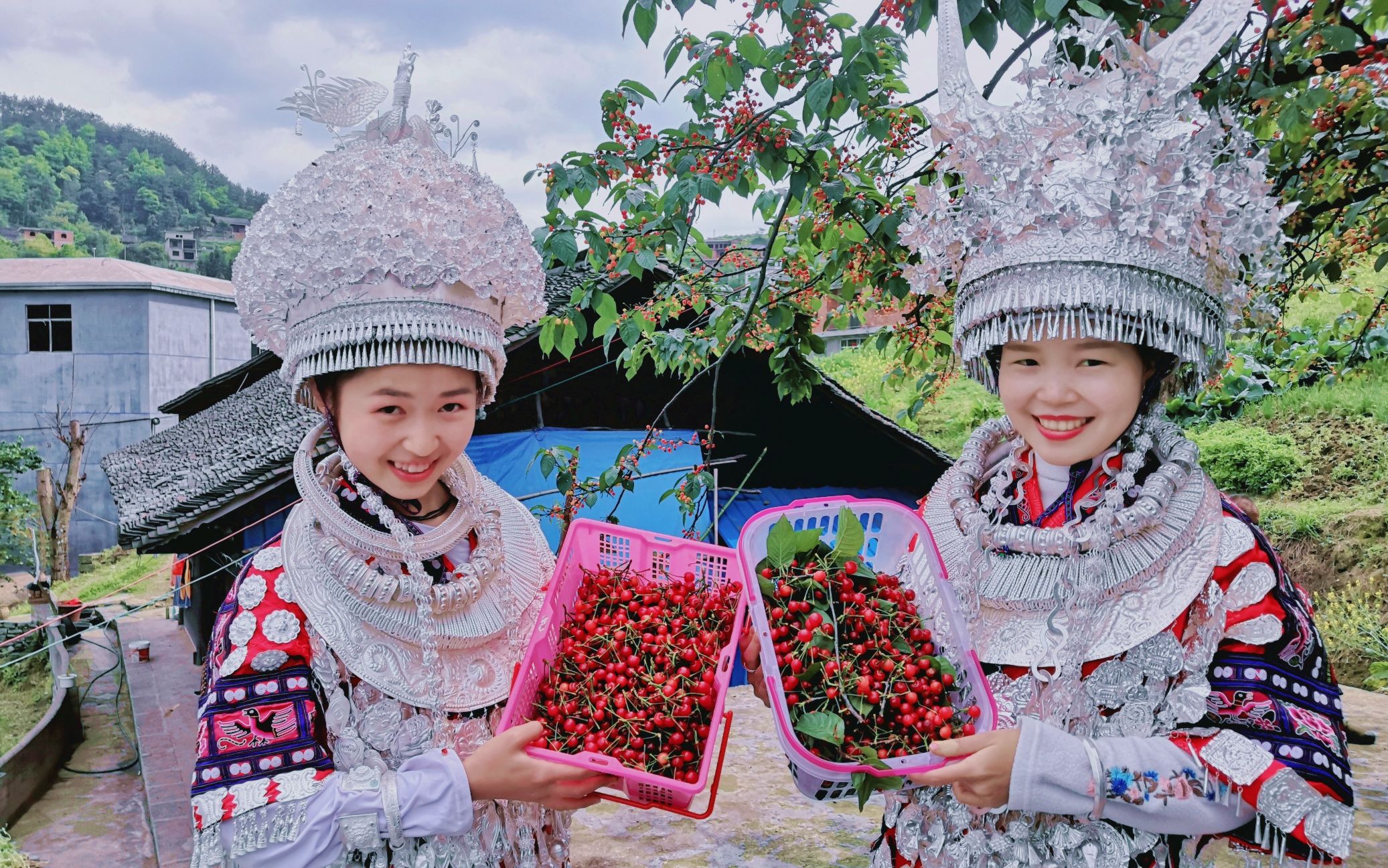 留意当下美好:翁项苗寨樱桃村的苗族少女