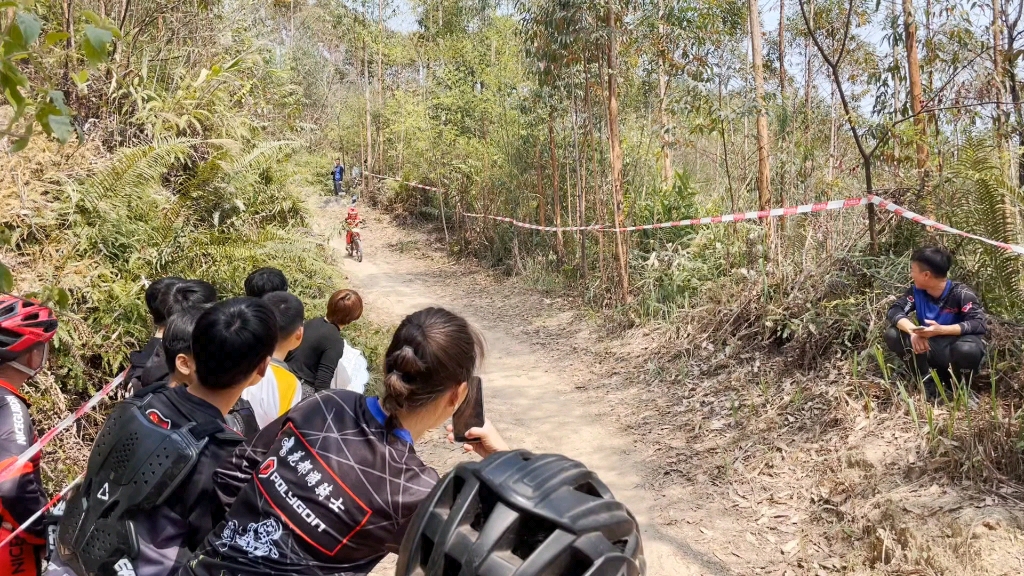 2023广州马岭山狂飙山地速降赛6岁小女车手乖乖哔哩哔哩bilibili