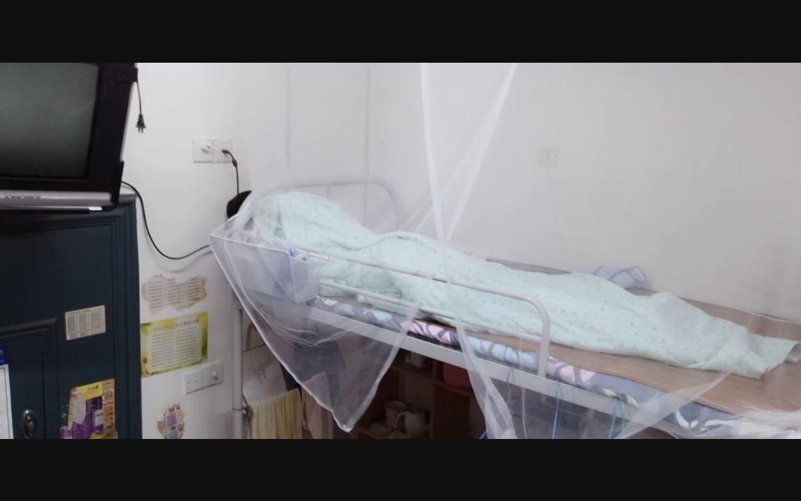 大学宿舍三人全在床上没人下去关灯怎么办?是时候展示真正的技术了!