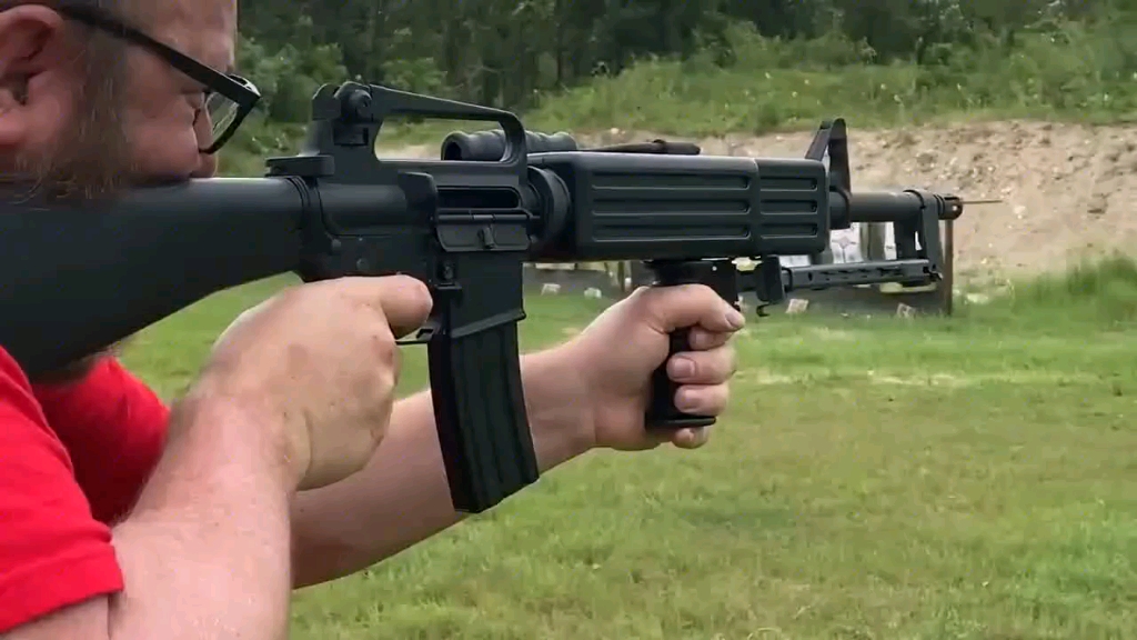 柯尔特lmg轻机枪户外靶场实弹射击