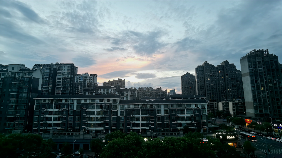 是快要消失的夕陽哦