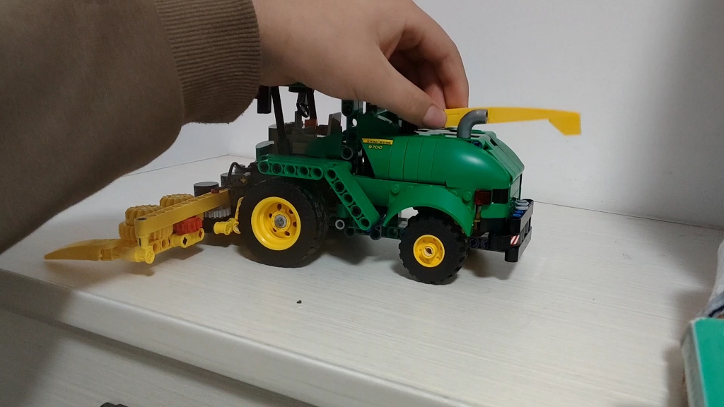 今天介绍的是乐高42168草料收割机,首发于2024年,零件数约559片.