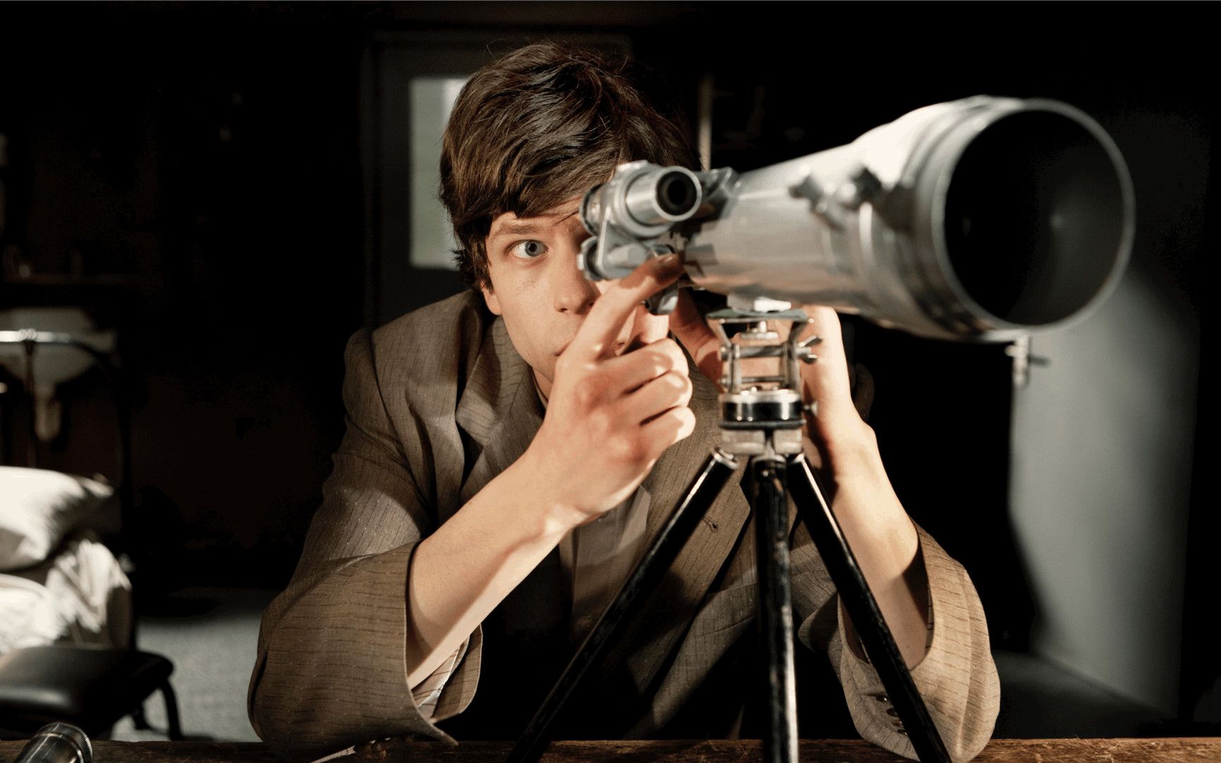 悬疑电影胆小懦弱的男孩喜欢用望远镜看对面楼的女孩