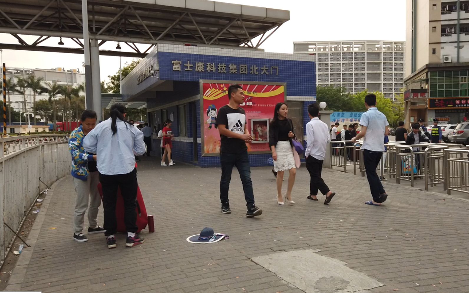 实拍深圳富士康东南西北四面门,看一下哪个门走出来的厂妹最靓?