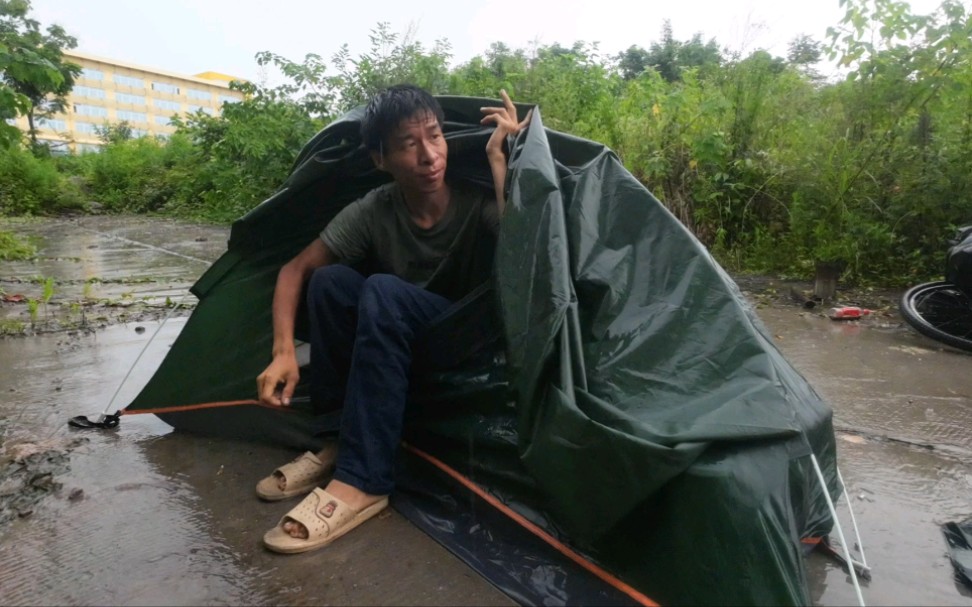 [图]野外露营遭遇下大雨一下雨整个人都很狼狈还好我能忍不然会崩溃