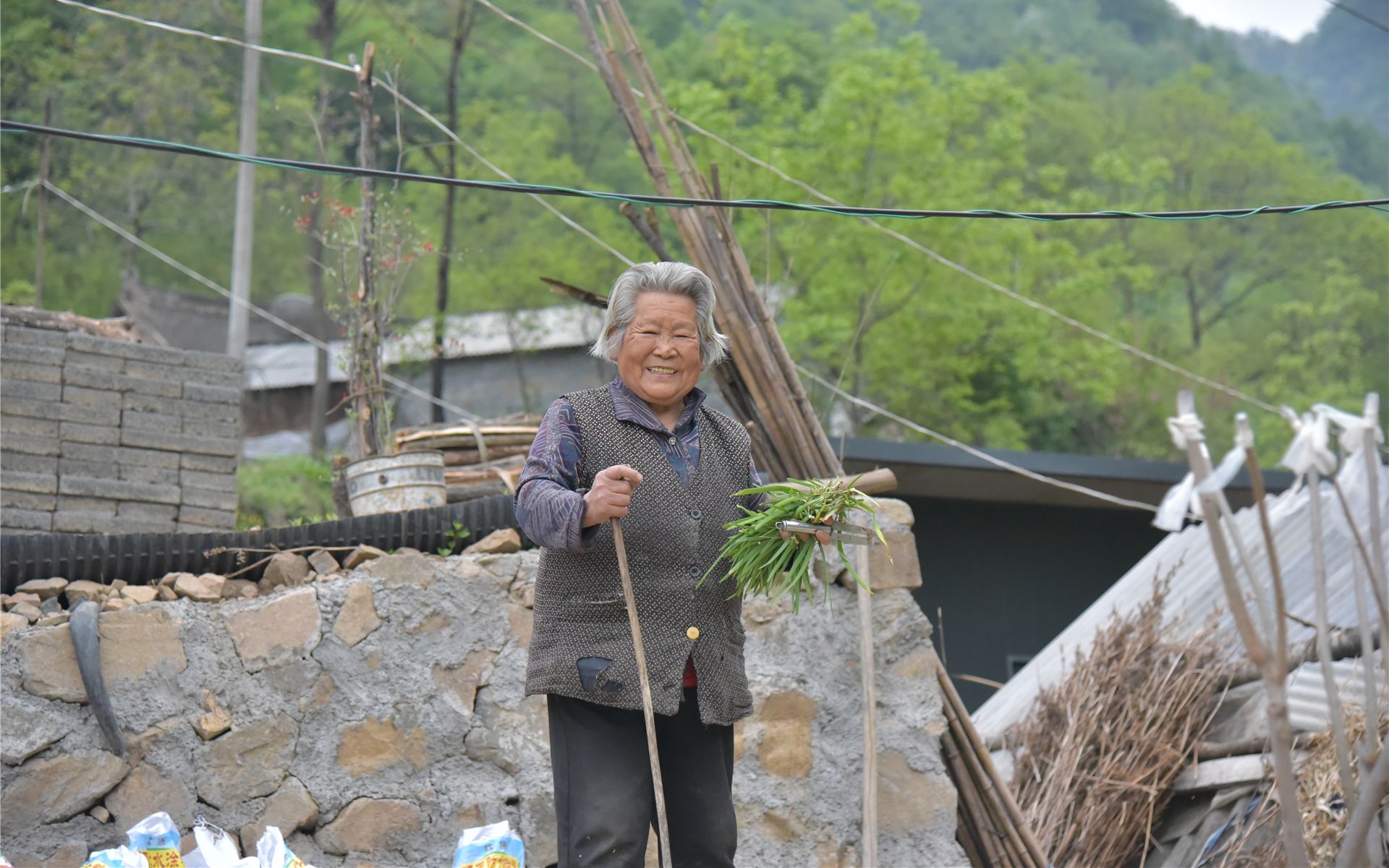 8旬老夫妻每顿饭口粮1两7,玉米芯、麦秸、红薯渣当配菜,不敢想哔哩哔哩bilibili