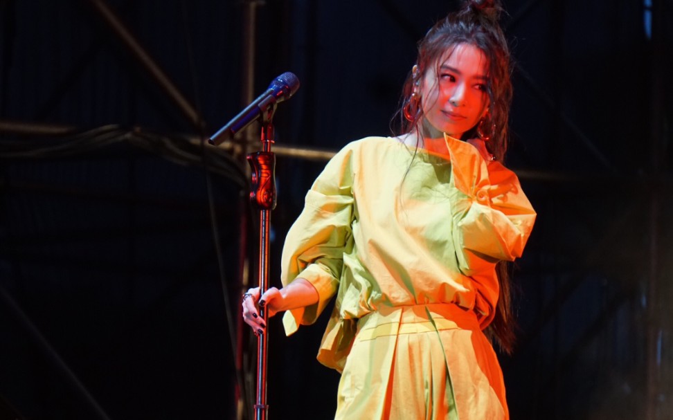田馥甄成都草莓音乐节爱了很久的朋友之集结了美妙歌声